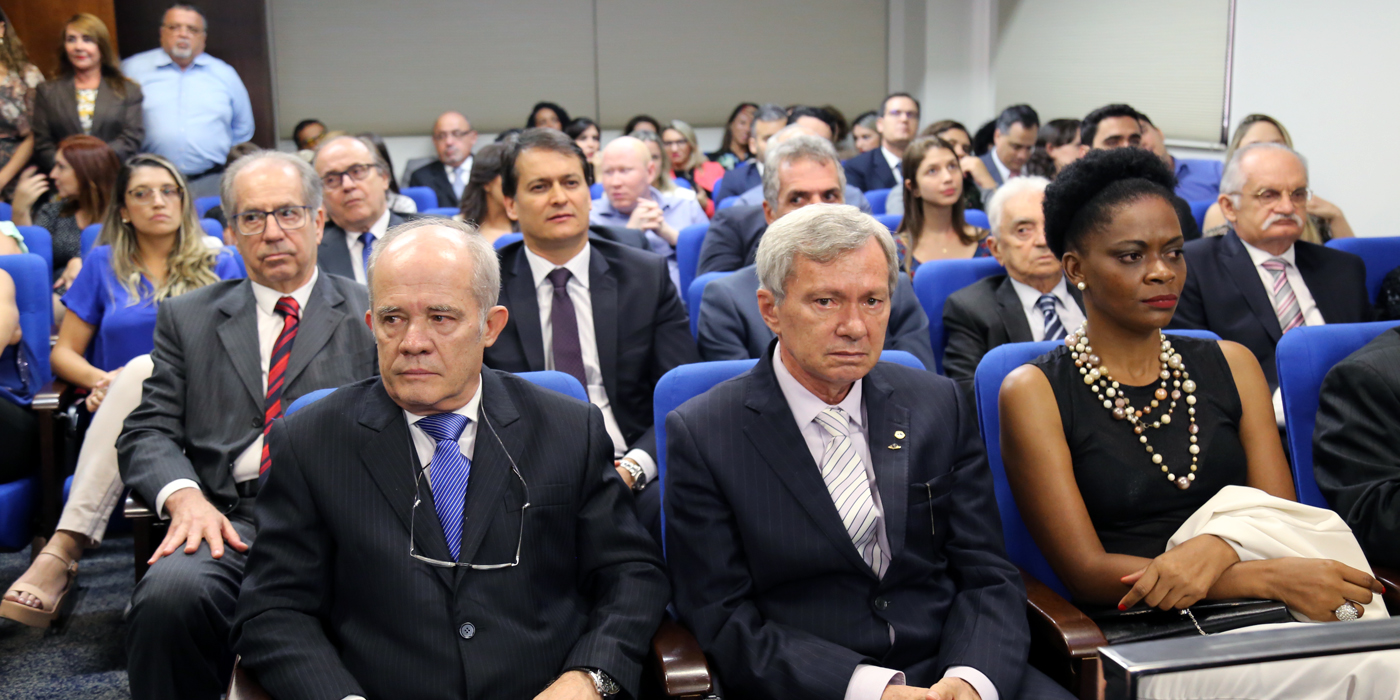 O conselheiro José Alves Viana representou o TCEMG (Foto: Thiago Rios Gomes)